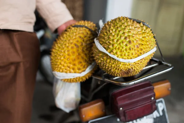 Owoce Duriana Bagażniku Motocykla Popularne Owoce Azjatyckie — Zdjęcie stockowe