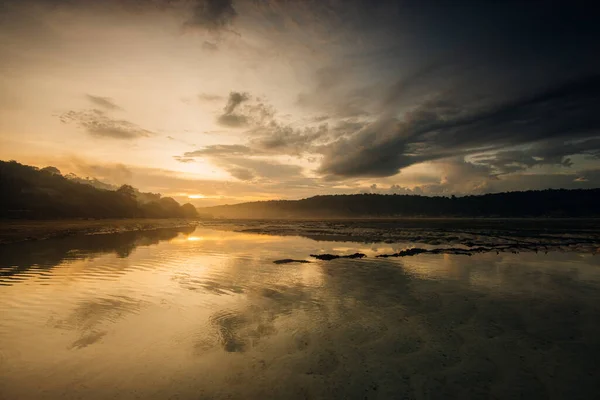 Krásný Západ Slunce Nad Vodou Krásná Krajina Přírody — Stock fotografie