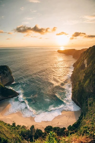 Atemberaubende Landschaft Eines Felsigen Strandes Einem Wunderschönen Sonnenuntergang Indonesische Inseln — Stockfoto