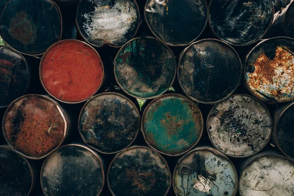 廃棄物生態系をテーマにした古い樽汚染問題 — ストック写真