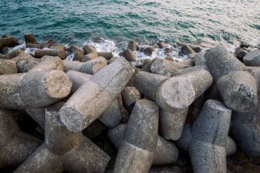 Deniz iskelesinde beton tetrapod dalgakıranı, deniz teması 