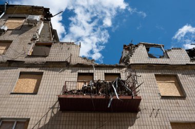 Füze saldırısı, savaş sırasında Harkiv 'de yıkılan bir ev, Ukrayna