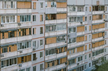 Kharkiv 'de Ukrayna' daki savaşın ardından kırılan pencere