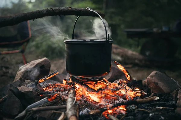 Μαγείρεμα Στην Πυρκαγιά Ένα Τουριστικό Καζάνι Μια Κατασκήνωση Πεζοπορίας — Φωτογραφία Αρχείου