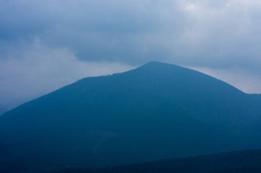 Dağın silueti açık hava manzarasıdır.