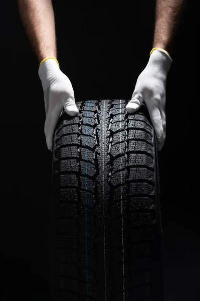 新しい冬のタイヤのフィッティングサービスドライブガレージ — ストック写真