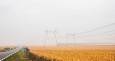 Ukrayna 'da elektrik kesintisi, yüksek voltaj direkleri teknoloji ve endüstri enerjisi yükseltme kavramı