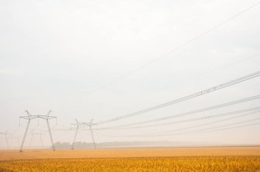 Ukrayna 'nın güç hattı, alanda metal yapılar. Elektrik enerjisi. 