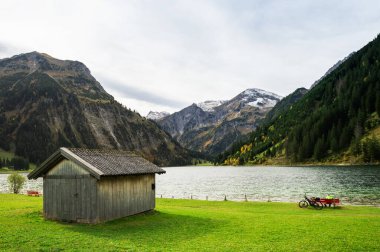 Tannheimer Tal 'da Vilsalpsee (Vilsalp Gölü), Tannheim Alpleri' nde güzel bir dağ manzarası.