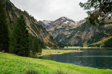 Vilsalpsee, Alplerdeki güzel dağ manzarası Tannheim, Reutte, Tirol, Avusturya