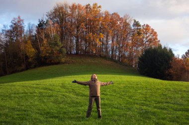 Kadın ve doğa, sonbahar elleri yan yana