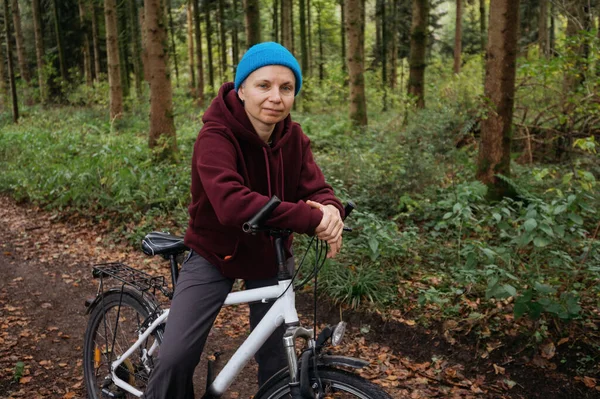 Retrato Ciclista Bosque Bicicleta —  Fotos de Stock