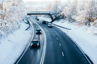 otoyol ve kışın trafik, karlı manzara