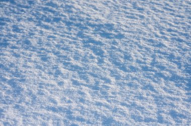Buz tutmuş kar yüzeyi, kar arkaplanının mavi rengi