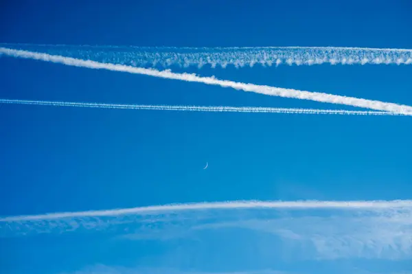 Los Senderos Vapor Contralor Son Nubes Forma Línea Producidas Por —  Fotos de Stock