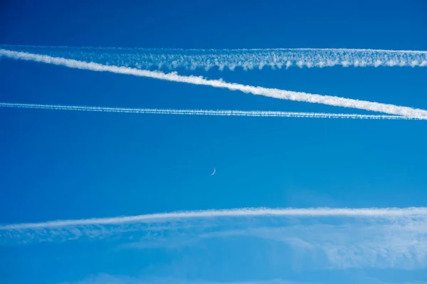 Парові Траєкторії Лінійні Хмари Утворені Вихлопним Двигуном Літака Або Зміною Ліцензійні Стокові Фото