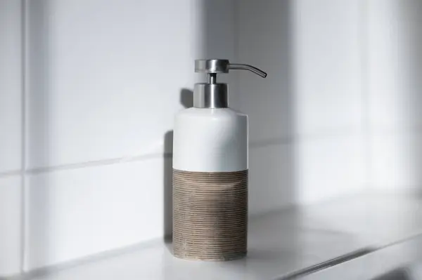 Keramikbehälter Für Flüssigseife Spender Badezimmer Stockfoto