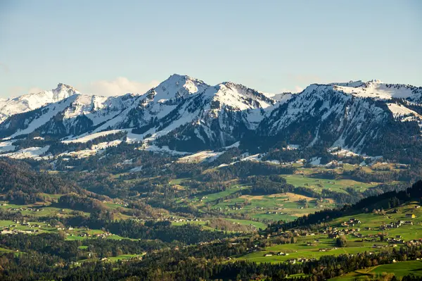 Alpes Vista Primavera Áustria Montanhas Cobertas Neve Encostas Verdes Fotos De Bancos De Imagens Sem Royalties