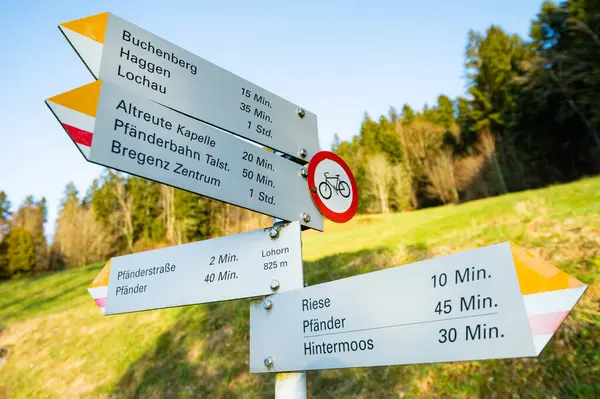 오스트리아 Bregenz Pfender 자전거 경로에있는 콘스탄스 근처의 디렉토리 Pfenderbahn과 스톡 사진