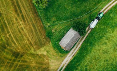 Çiftlikte organik gübreler ve inekler, traktör, hava fotoğrafı, çiftçilik