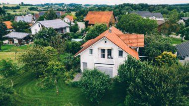 Almanya, Bavyera ve Baden-Wurttemberg kırsallarında özel evler. Bir İHA 'nın hava görüntüsü. Güneş panelleri, bahçe ve ağaçlar, evlerin çatıları