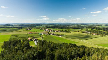 Bavyera ve Baden Wrttemberg boyunca uzanan Bodensee bölgesindeki sıçrama alanlarının insansız hava aracı görüntüleri. Yeşillik alanlar kırsal yollarla çevrili ve yeşil ormanlarla çevrili.