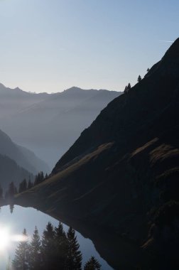 Dağların Serene Siluetleri ve Nebelhorn yakınlarındaki Alpsee Gölü ve Oberstdorf Patikaları