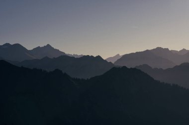 Alp Dağlarının Silueti Panoramik Sonbahar Gökyüzüne Karşı, Görkemli Tepeler ve Bir Özgürlük Duygusu