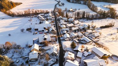 Avrupa Kış Manzarasında Karla Kaplanmış Çatıların İnsansız Hava Aracı Görünümü