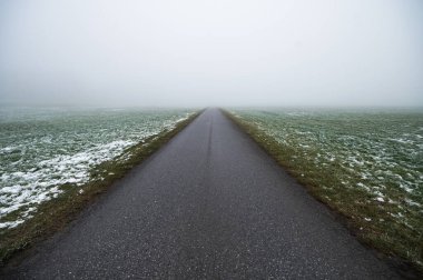 Uzağa uzanan beyaz sisli mistik yol