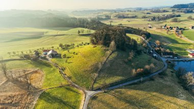 Allgau 'da İlkbahar Kırsal Görünümü, Almanya Doğa Yeşil Alan ve Yolların Yamaları