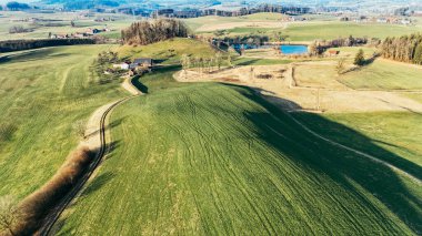 Almanya 'nın Allgau kentindeki Patchwork Fields ve Countryside Road' un hava görüntüsü