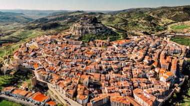 Morella ile Dağ, Kale ve Ortaçağ Şehir Manzarası