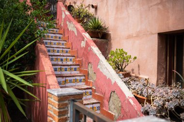 İspanya 'da geleneksel bir Akdeniz avlusunda renkli seramik fayanslı taş merdiven. Sanat ve işlevi harmanlayan tipik bir İspanyol ev dışı özelliği.