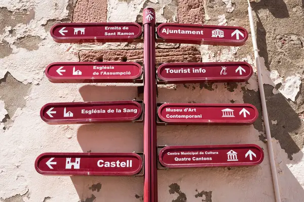 İspanyol turizm kasabasında kırmızı tabelalar