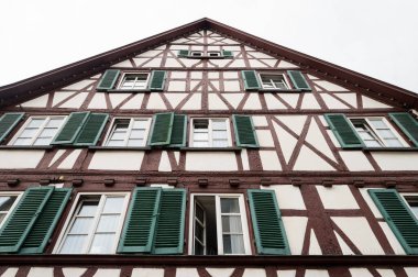 Yeşil kepenkli geleneksel Alman Yarı Keresteli Binası