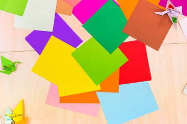 Katlanmış şekilli renkli origami kağıtları, kağıt sanatı için Japon el sanatları malzemeleri..