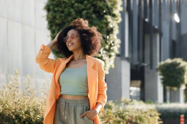 Açık havada gülümseyen kadın portresi. Yüksek kalite fotoğraf