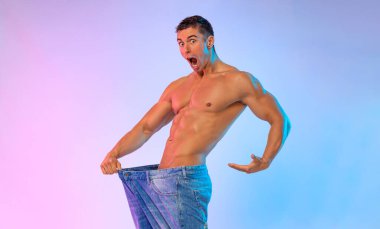 Adam ne kadar kilo verdiğini gösteriyor. Konsepte uygun yağ. Fitness broşürü.