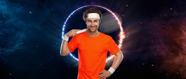 Raketli bir tenisçi. Arka planda tek başına oynayan erkek sporcu