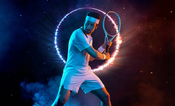 Raketli Bir Tenisçi Arka Planda Tek Başına Oynayan Erkek Sporcu — Stok fotoğraf