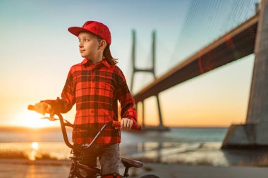 Genç Bmx sürücüsü hileler skatepark içinde gerçekleştiriyor.