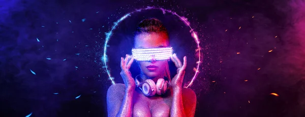 Lány Neonfényben Szemüveggel Fejhallgatóval Gyönyörű Lila Festékkel Arcán Testén Portré — Stock Fotó