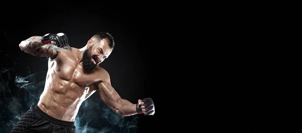 黒の背景にボクシンググローブの男ボクサー スポーツウェブサイトのヘッダーテンプレート コピースペース 総合格闘技の選手 — ストック写真