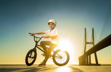 Genç Bmx sürücüsü hileler skatepark içinde gerçekleştiriyor.