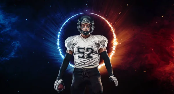黒人を背景にしたアメリカンフットボール選手 スポーツ賭博の概念 ブックメーカーのためのデザイン スポーツウェブサイトやモバイルアプリケーション用の水平バナーをダウンロード — ストック写真
