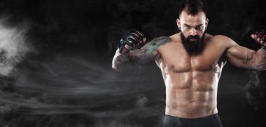 Siyah arka planda boks eldivenli bir adam. Spor web sitesi başlık şablonu. Uzayı kopyala Karışık dövüş sanatları sporcusu.