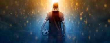 Futbolcu. Genç bir futbolcu. Maç günü. Spor bahislerinde futbol maçlarının reklamını yapmak için yüksek çözünürlüklü bir fotoğraf indir