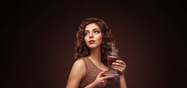 Kahve reklamı. Elinde bir fincan espresso olan kız bir şeyin hayalini kuruyor. Neon ışıkları