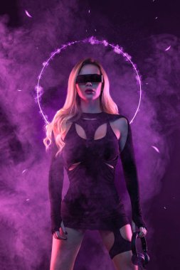 Gözlüklü ve kulaklıklı, neon ışıklı seksi bir DJ. Müzik albümü kapağı tasarımı fikri. Neon ışıklardaki seksi DJ. Gece kulübü partisindeki seksi TDJ 'in portresi. Karışık kaset veya kitap kapakları